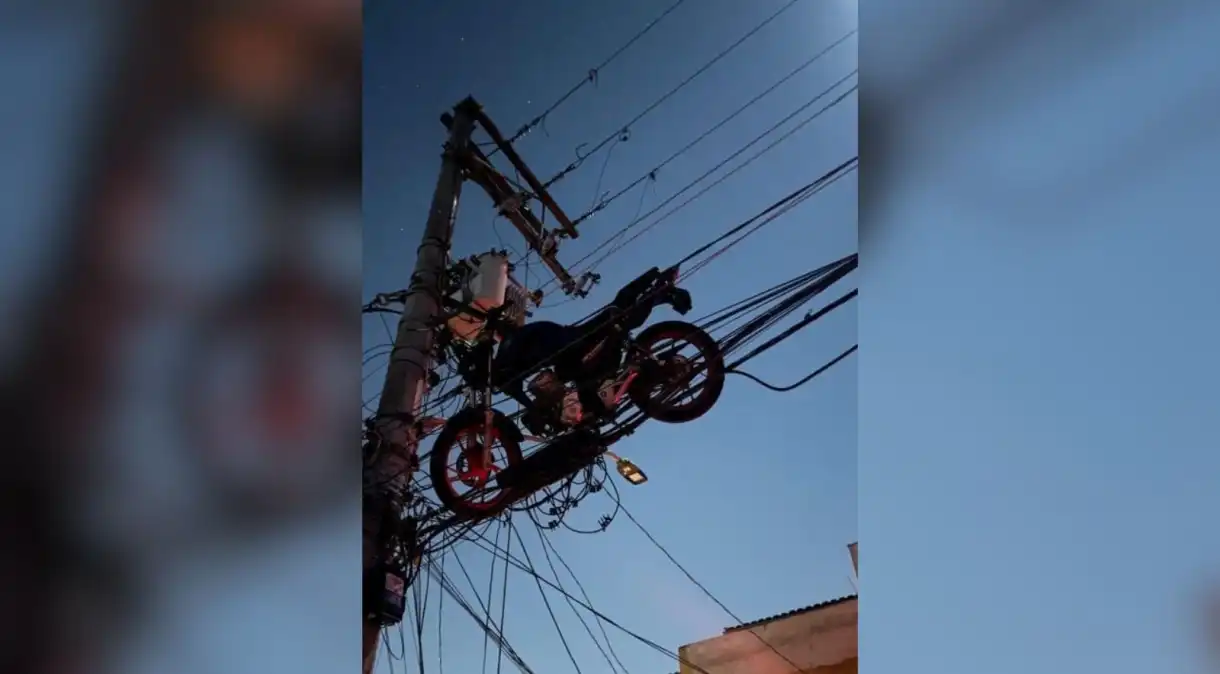 Motocicleta fica presa em fiação elétrica após queda de balão em São Paulo; entenda