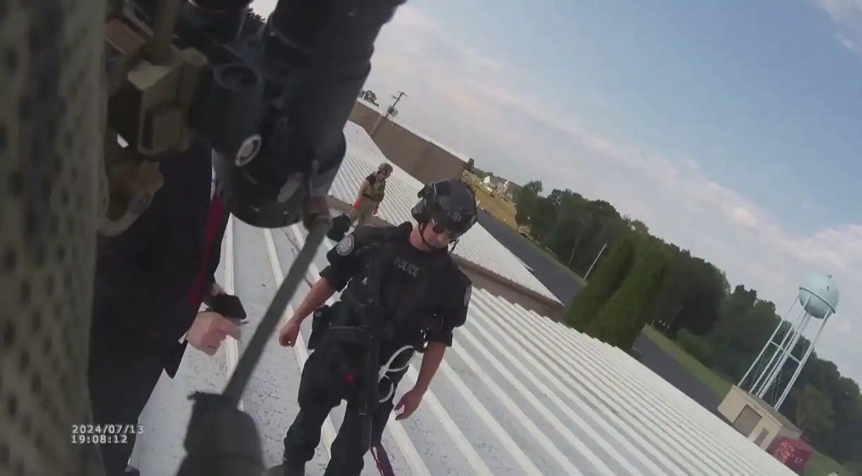 Ataque a Donald Trump: novo vídeo mostra policiais no telhado com corpo de atirador