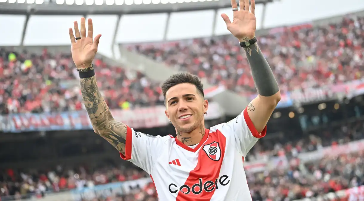 Homenagem do River a Enzo Fernández tem canto racista de torcida