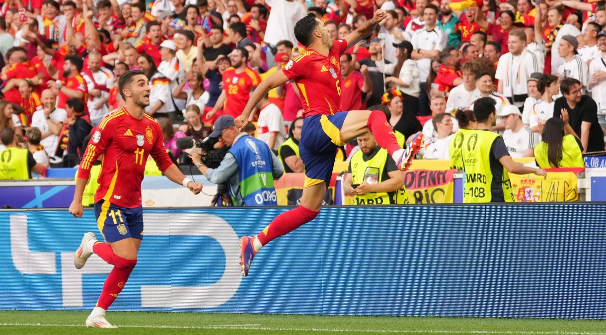 Com polêmica, Espanha vence a Alemanha na prorrogação e vai à semi da Eurocopa