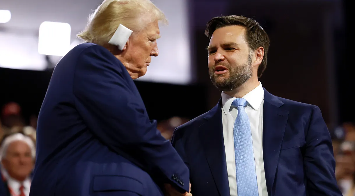 Com curativo na orelha, Trump faz 1ª aparição pública após atentado e anuncia vice