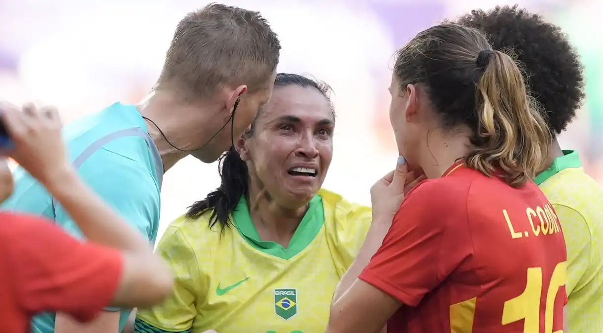 Marta é expulsa contra a Espanha e chora em possível adeus da Seleção Brasileira