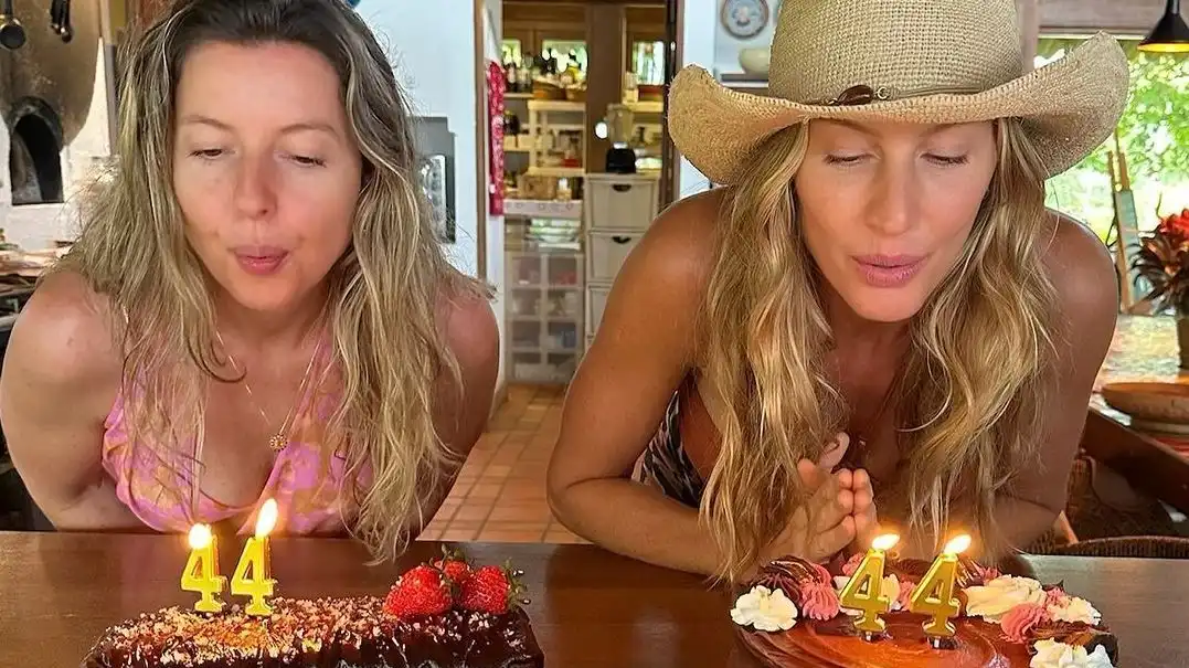 Gisele Bündchen celebra aniversário de 44 anos ao lado da irmã gêmea na praia