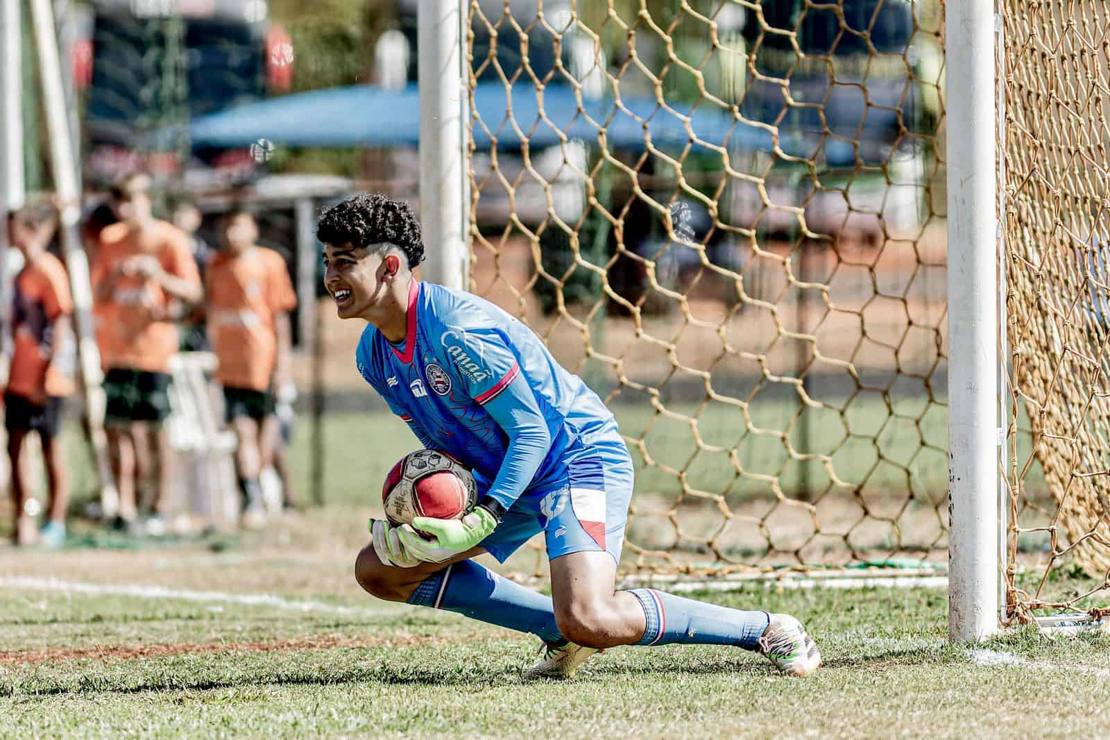 Com apenas 14 anos, goleiro acreano faz sucesso na Bahia