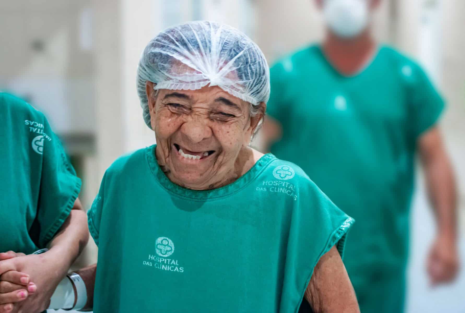 Professora aposentada recebe transplante de córnea e tem visão restaurada na Fundhacre