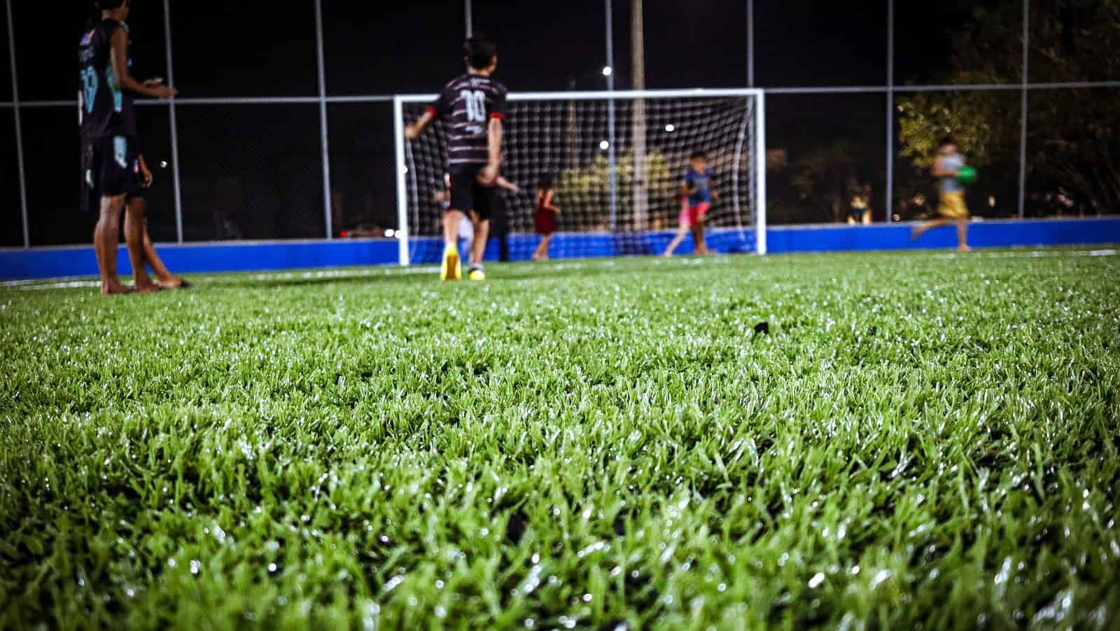 Prefeitura inaugura quadra com grama sintética na Vila Ivonete