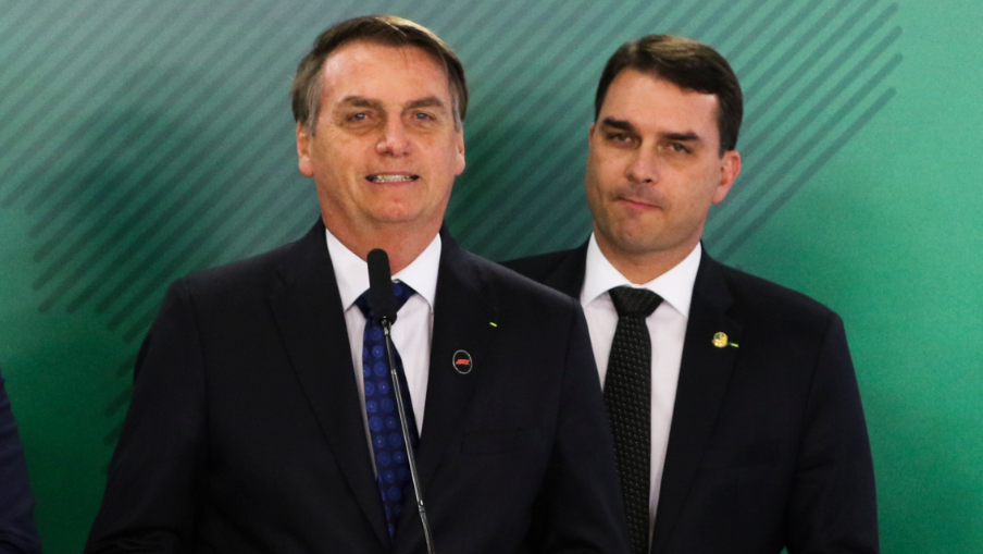 jair e flavio bolsonaro e1721091421430
