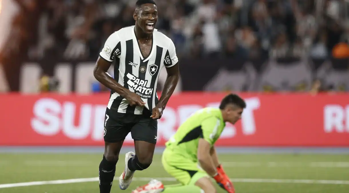 Botafogo vence o Internacional e alcança quinta vitória seguida no Brasileiro