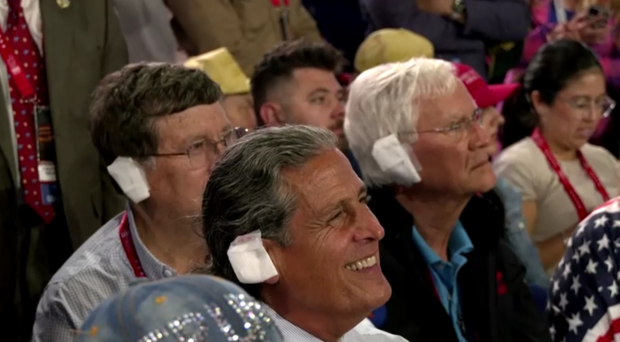 Vídeo: curativo na orelha em apoio a Donald Trump vira moda na Convenção Republicana