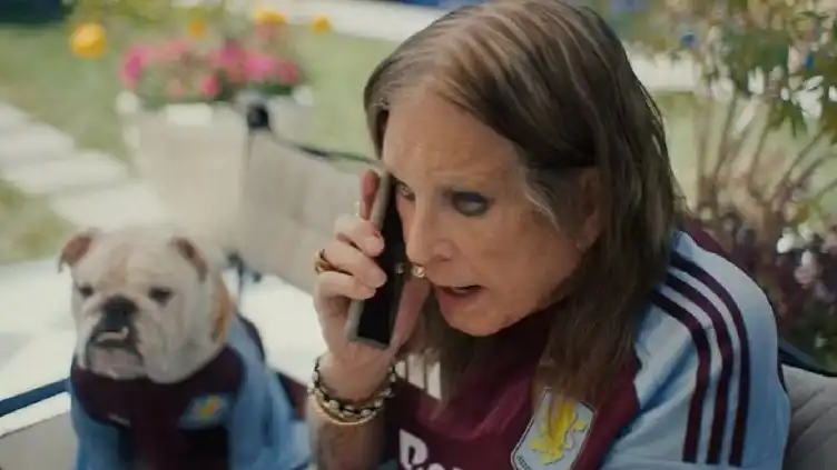 ozzy com o novo uniforme do aston villa da inglaterra e1721741562884
