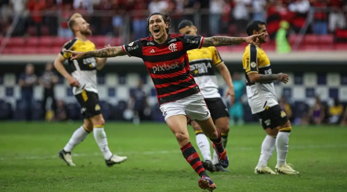 Flamengo vira sobre o Criciúma pelo Campeonato Brasileiro após lance inusitado