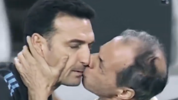 scaloni beijo copa america e1720184310225