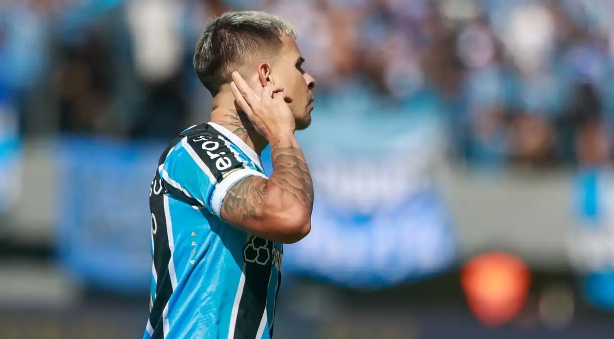 Grêmio bate o Vitória em Caxias e volta a vencer no Brasileiro após quase um mês