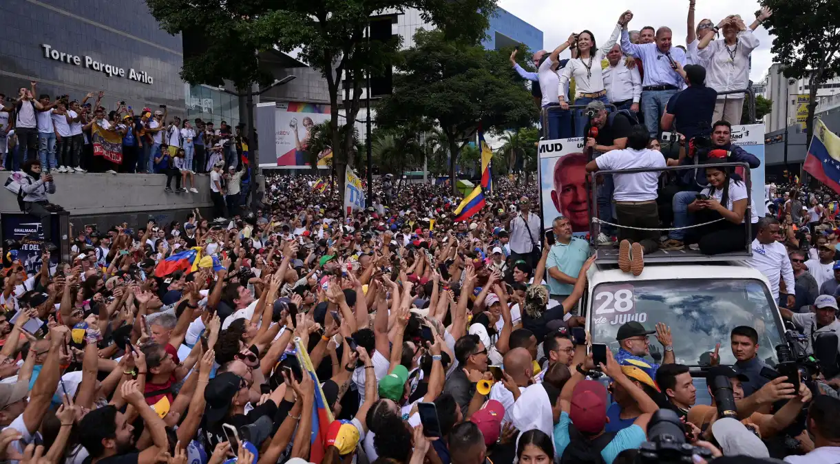 Maduro determina Forças Armadas nas ruas por toda Venezuela a partir de hoje