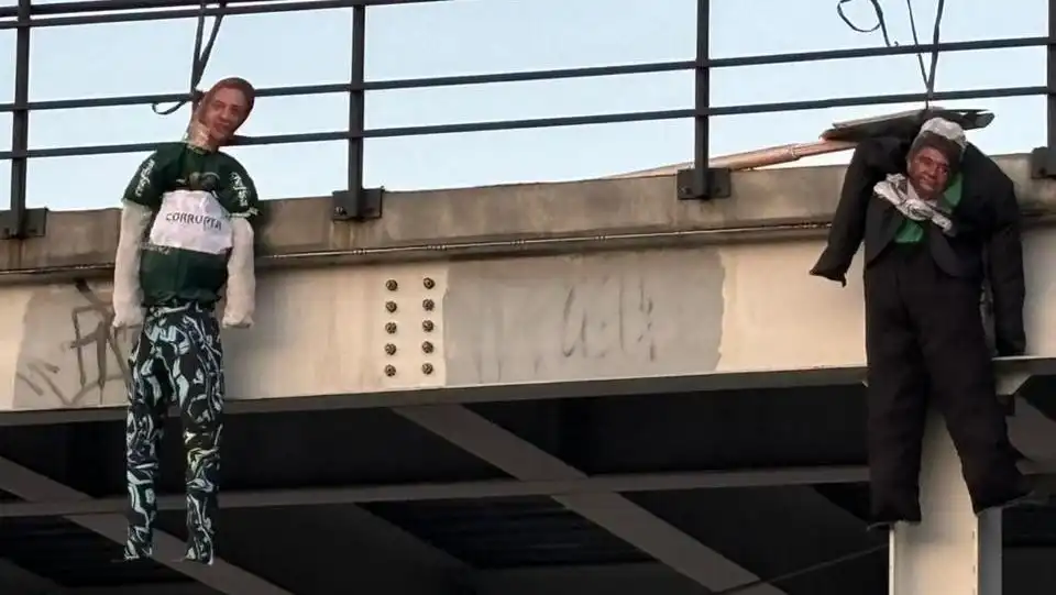 torcida do botafogo pendura bonecos no setor de visitantes do nilton santos e1721250686508