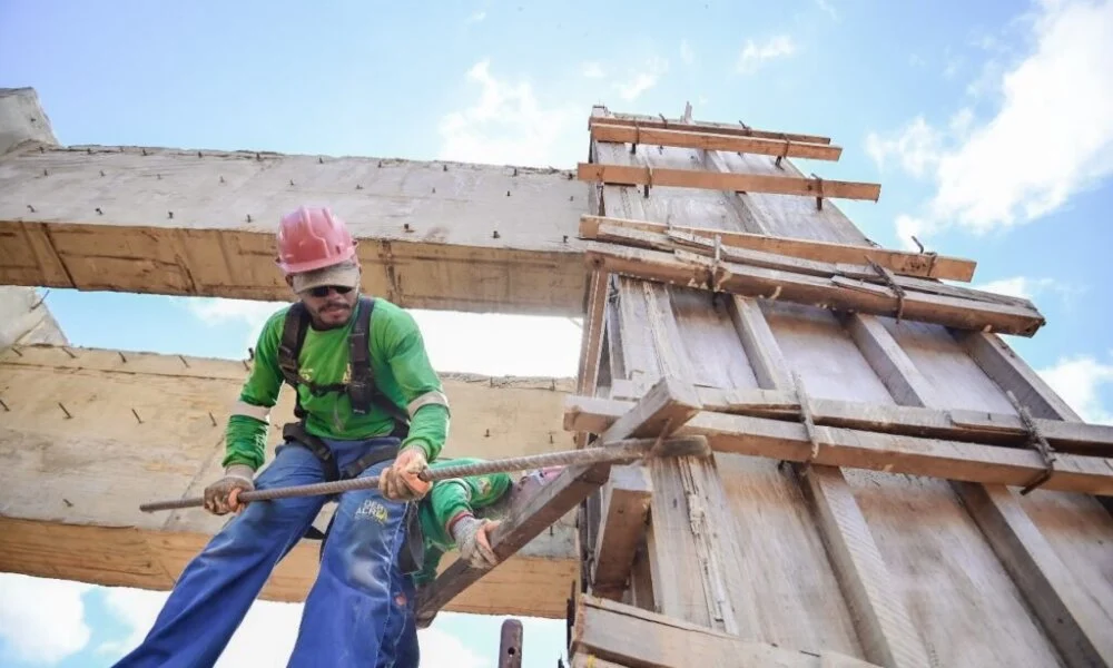 trabalhadores seguem com servicos na obra da ponte