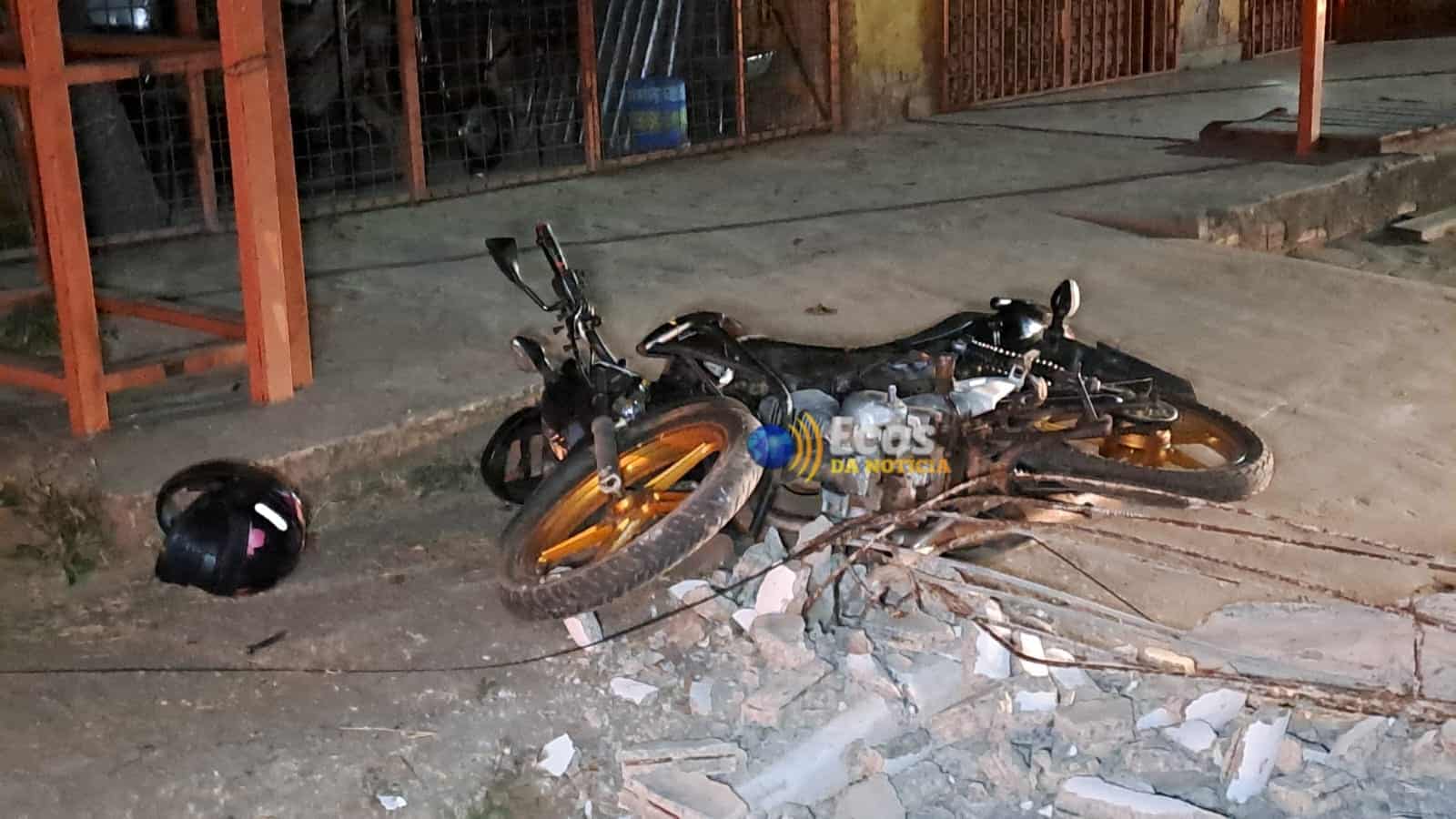 Ao desviar de carro, motociclista perde o controle e colide contra poste de energia