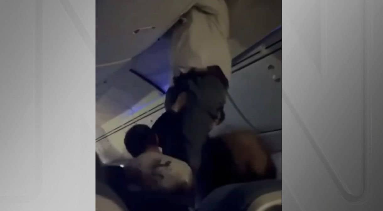 Vídeo: homem sai de bagageiro de mão após turbulência em voo da Air Europa
