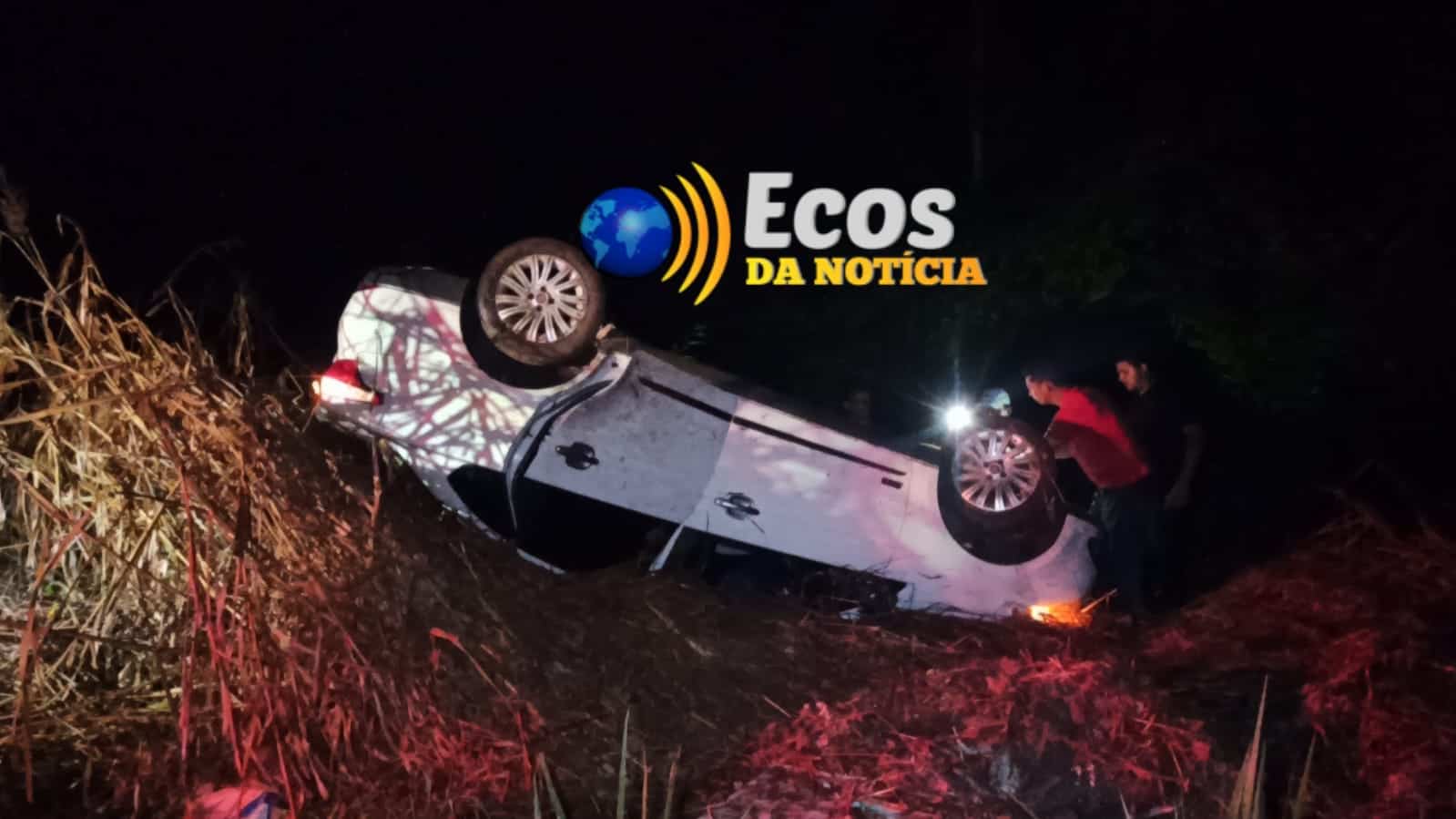 Carro capota após aquaplanagem e deixa cinco pessoas com escoriações