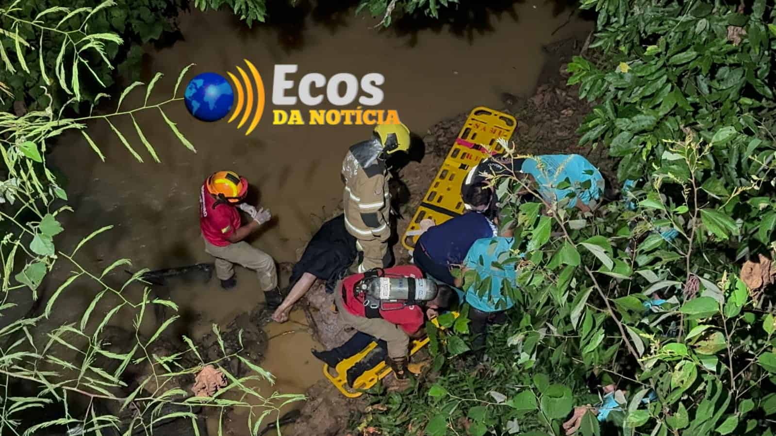 Ônibus perde o freio, colide contra moto e arremessa veículo dentro de igarapé