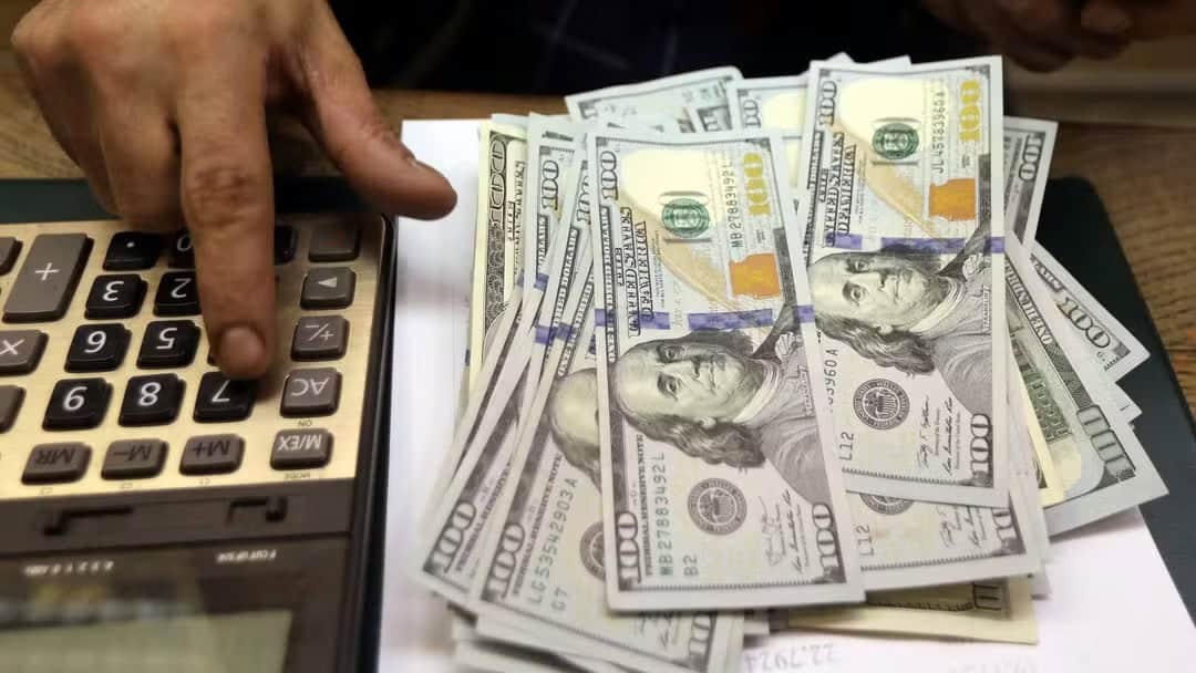 Dólar cai abaixo de R$ 5,70 pela 1ª vez em 3 meses com alívio de tarifas e Datafolha
