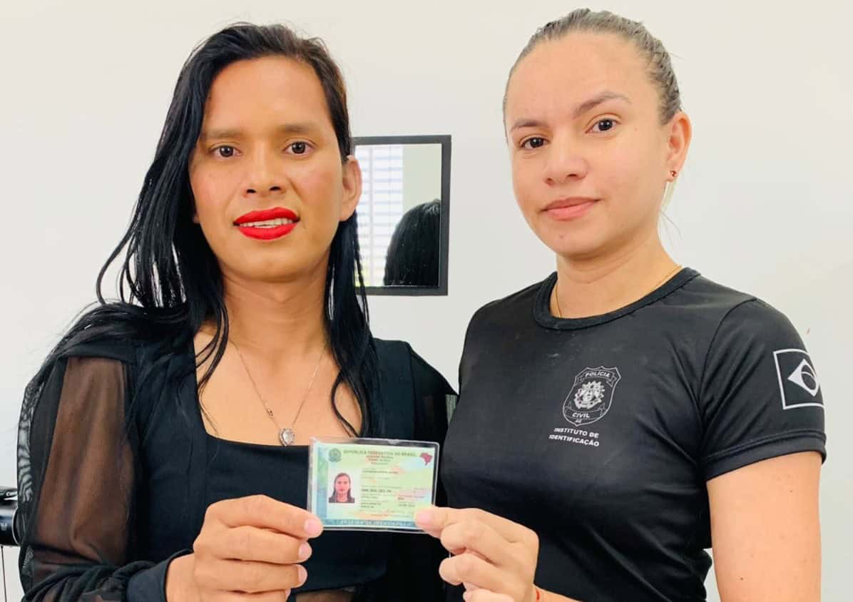 Polícia Civil  entrega Carteira de Identificação Nacional a Mulher Transgênero