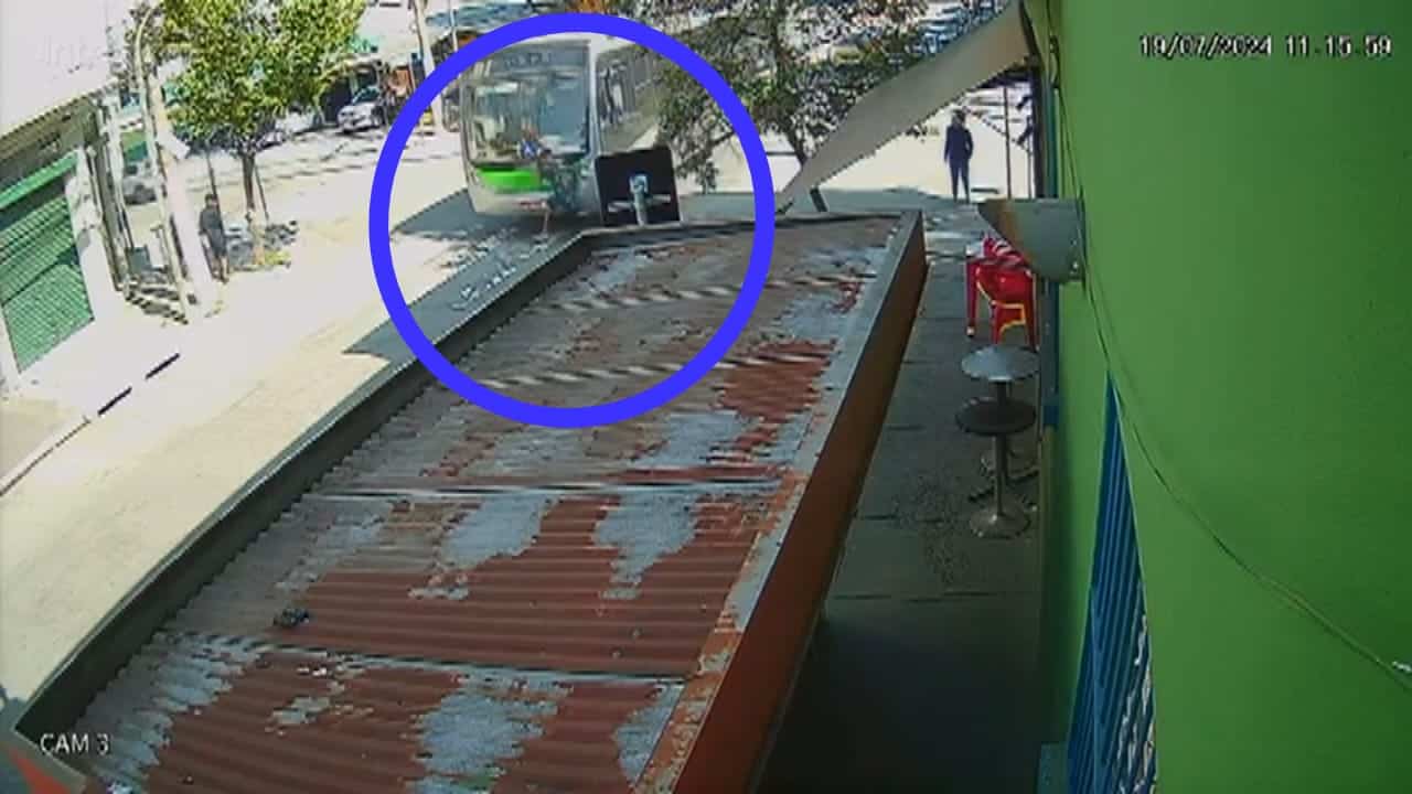 Vídeo: Jovem morre atropelado por ônibus após furtar celular de idoso em São Paulo