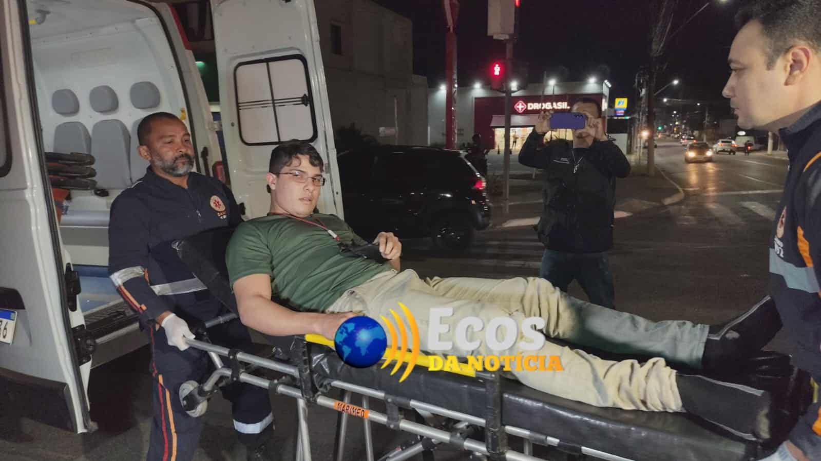 Colisão entre motocicleta e carro deixa entregador com fratura na perna