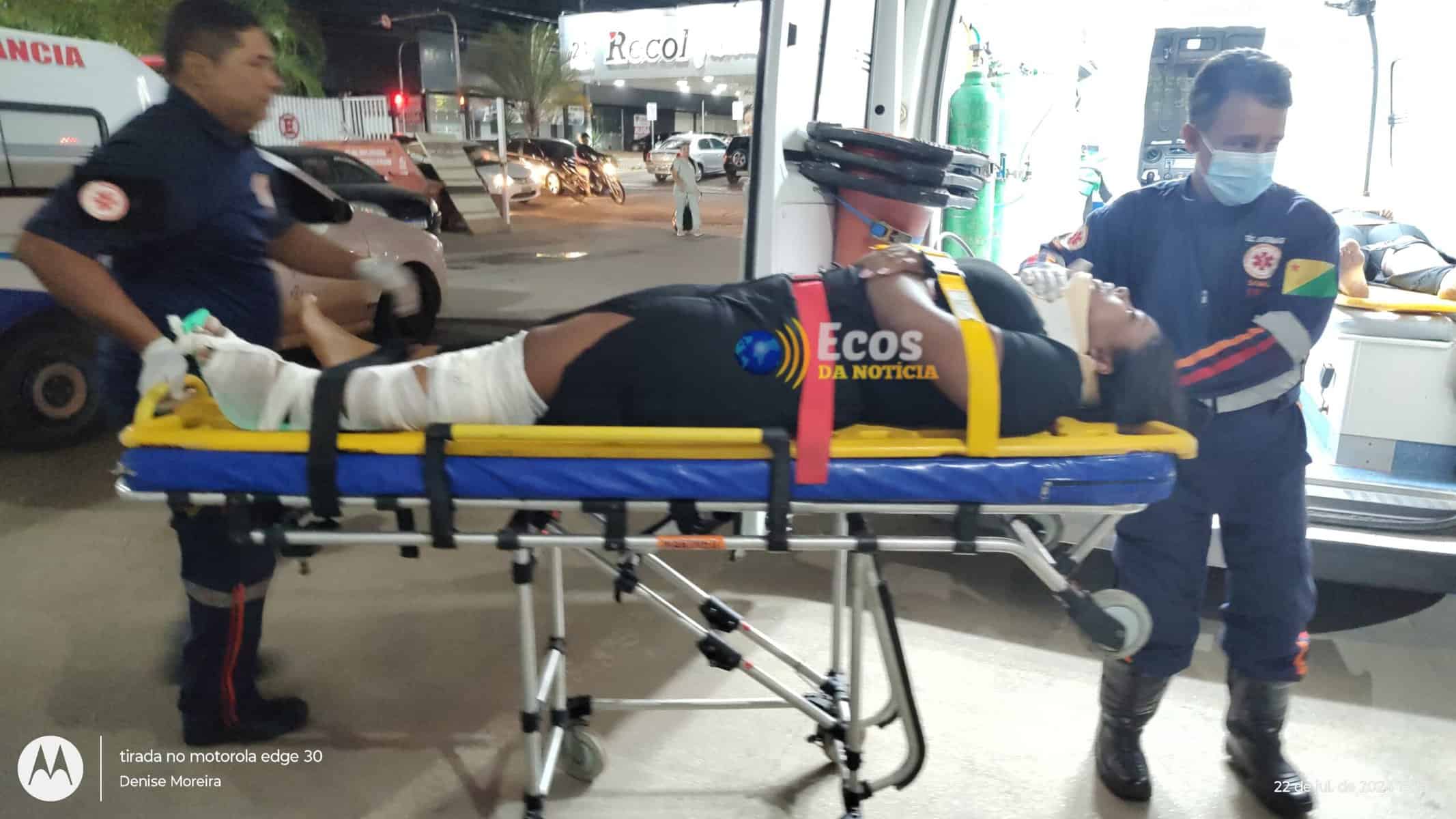 Colisão entre carro e moto deixa duas pessoas feridas na Capital