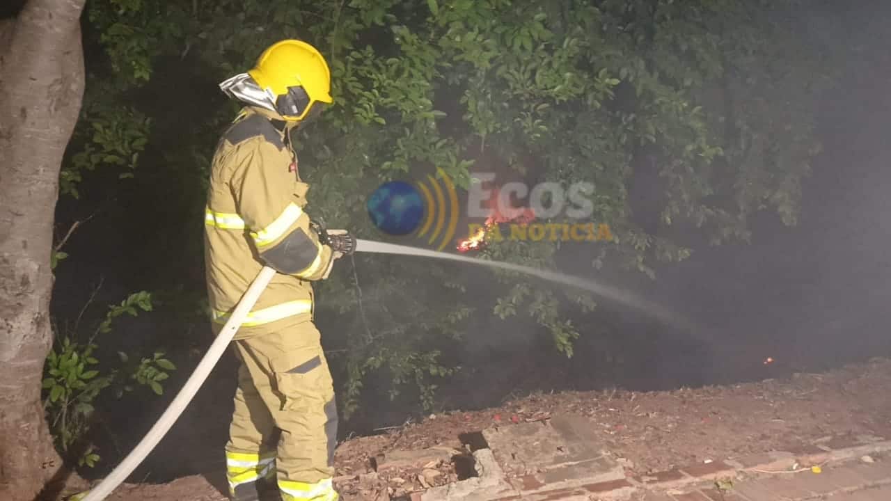 Em Rio Branco, moradores em situação de rua incendeiam área de vegetação e fogo quase chega a residências