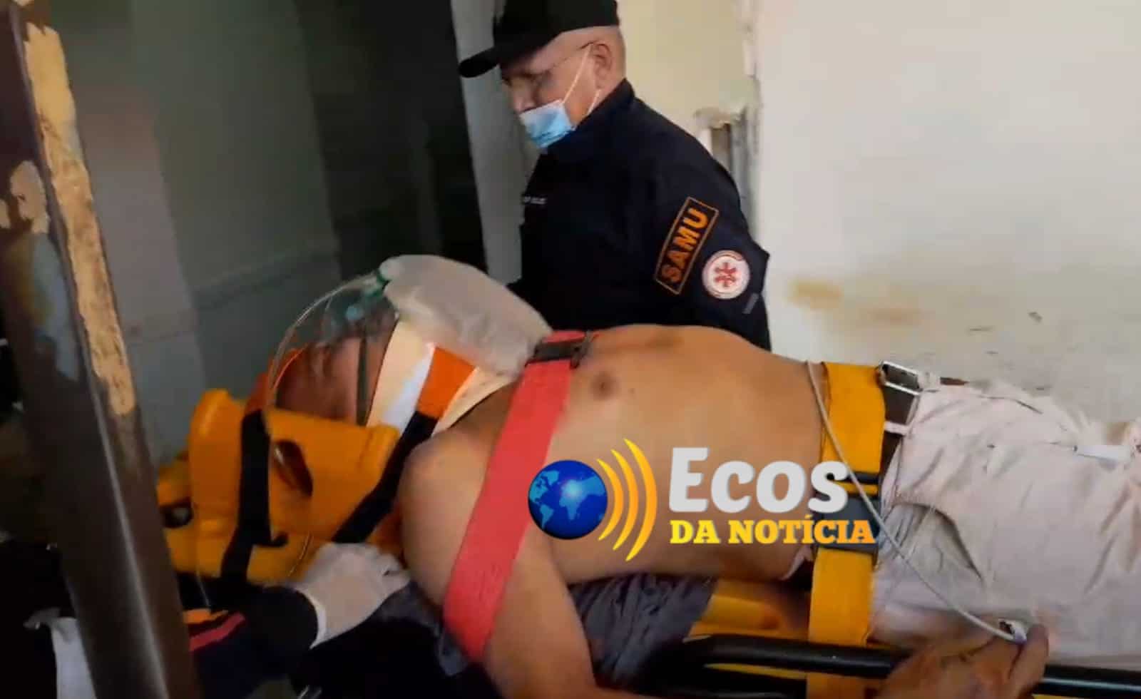 Idoso embriagado perde controle de moto e colide contra cerca de arame