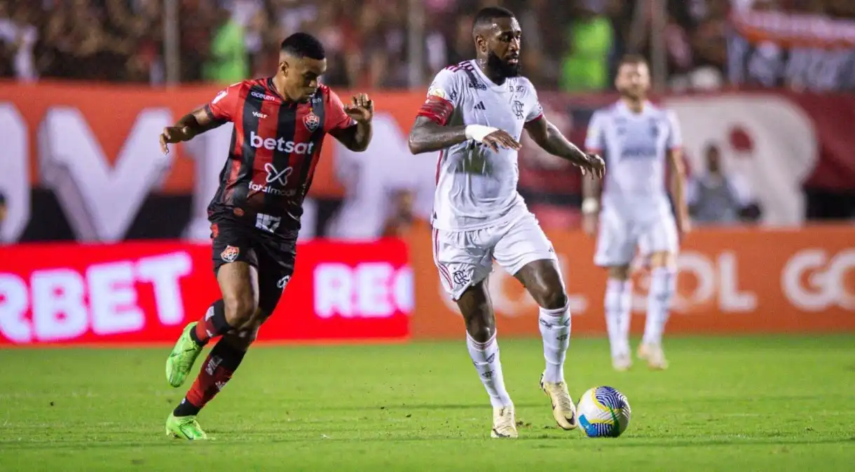 Carlinhos decide, Flamengo vence Vitória e encosta na liderança do Brasileirão