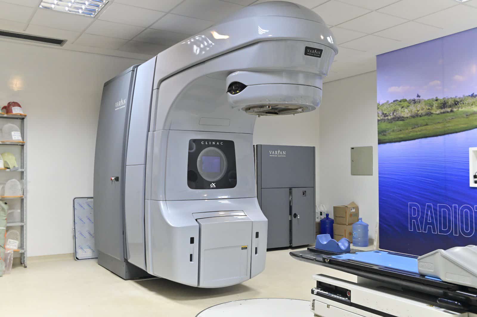 Com investimento de R$ 5 milhões, governo instala melhorias em aparelho de radioterapia e diminui tempo de tratamento contra câncer