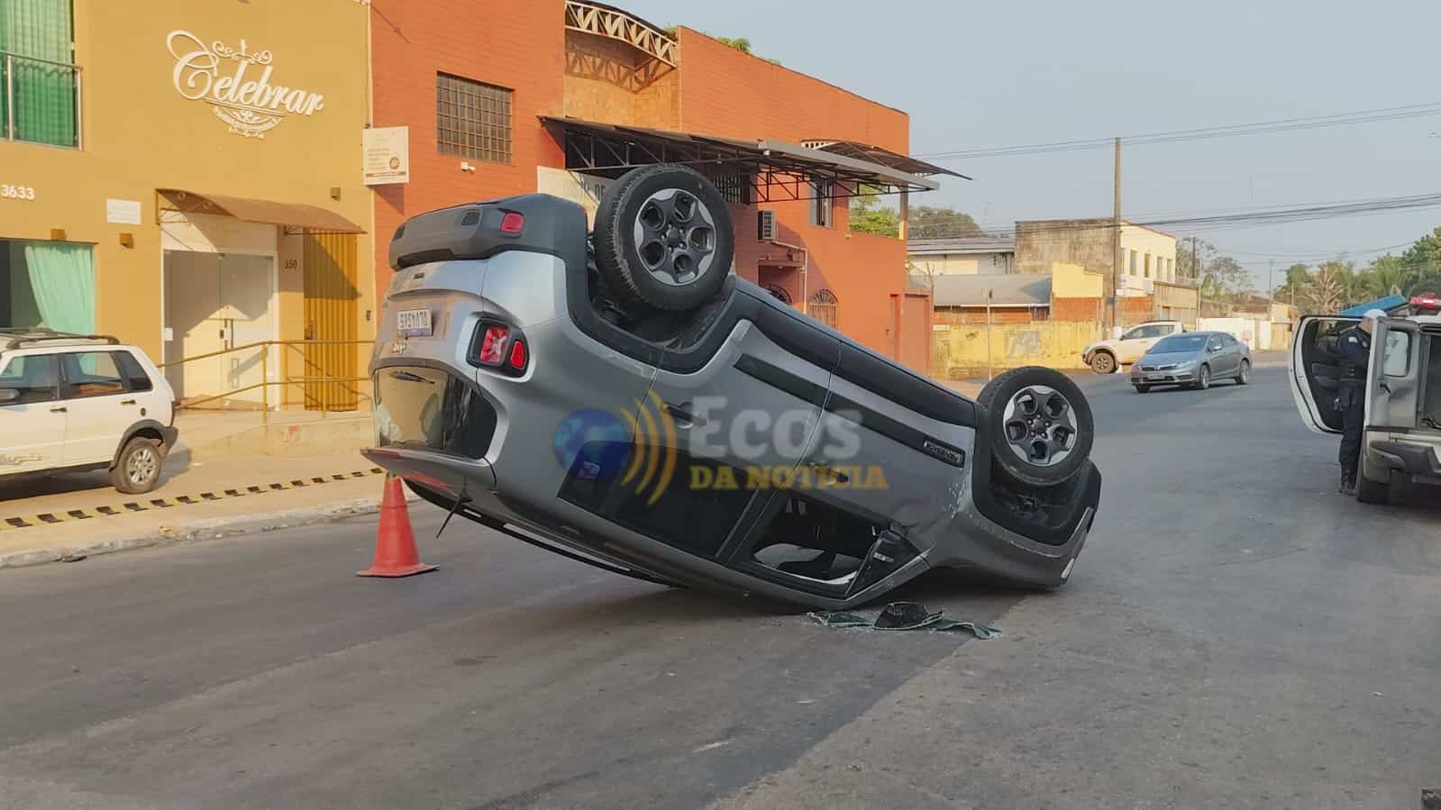 Aposentado da Sefaz colide na traseira de caminhonete, capota veículo e fica ferido em Rio Branco