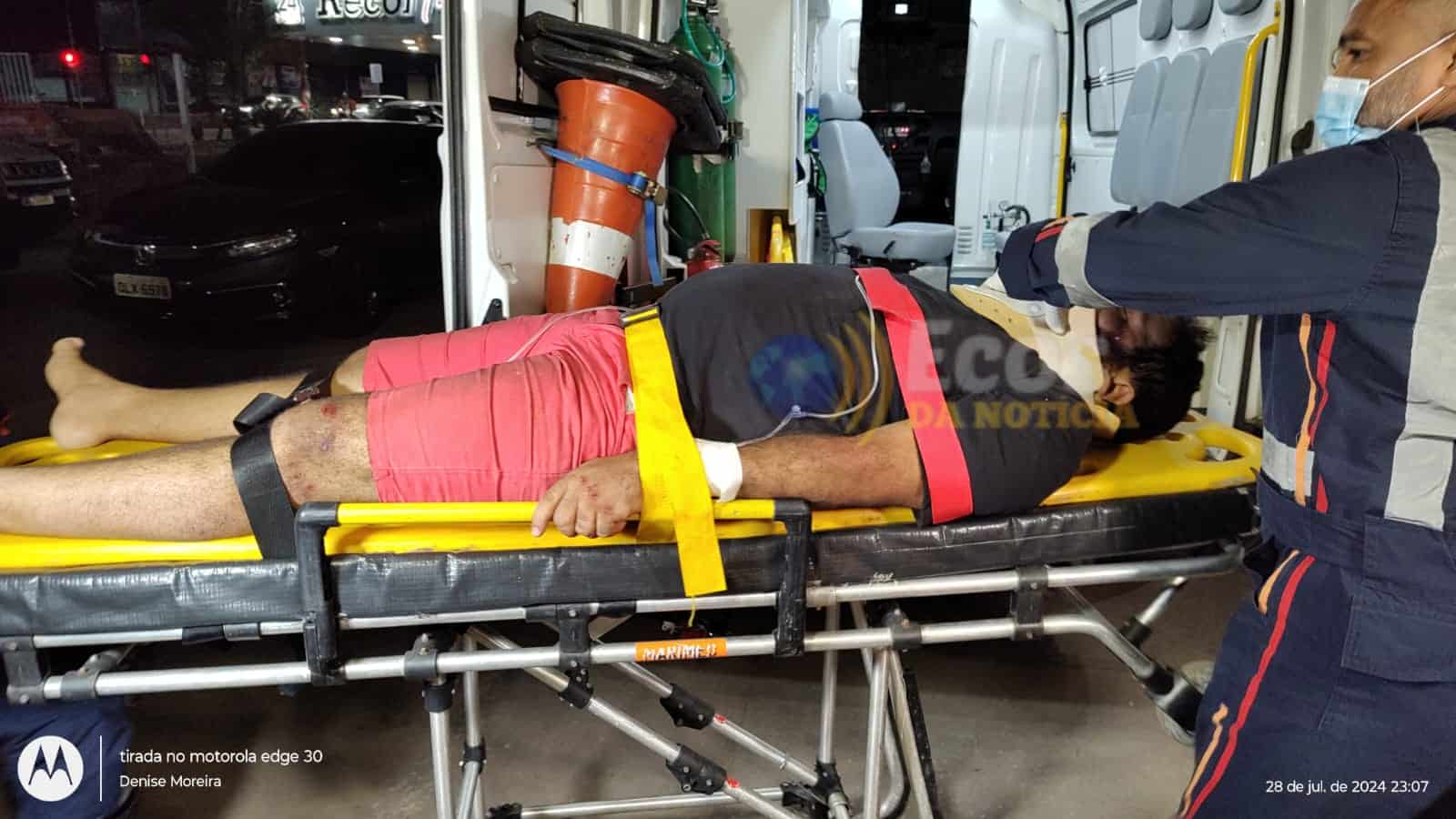 Motociclista supostamente embriagado perde controle após bater em buraco na Estrada do São Francisco