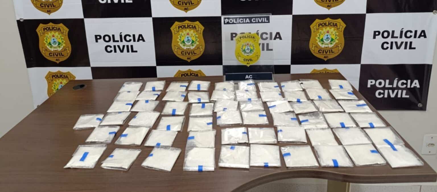 Polícia Civil do Acre apreende 61 pacotes de pasta base de cocaína  e prende 2 suspeitos por tráfico