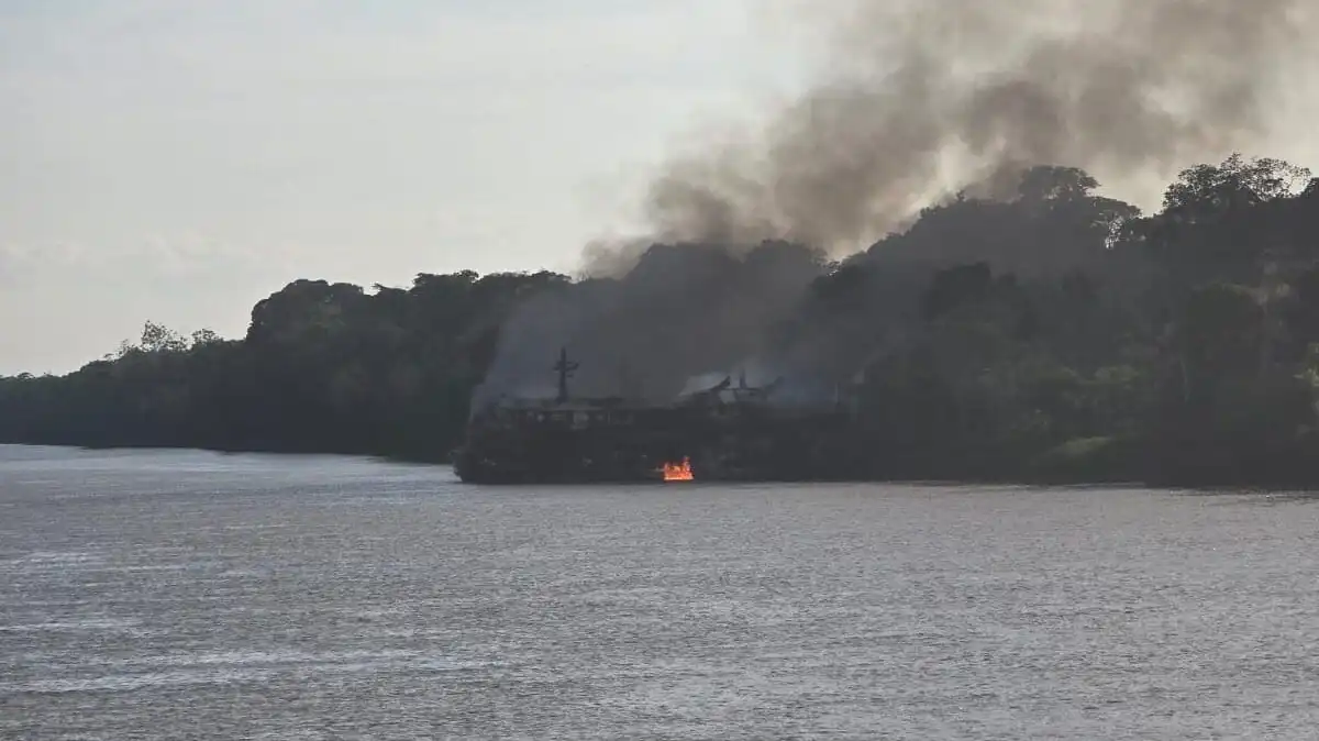 Grande embarcação de passageiros pega fogo no Amazonas; Marinha é acionada e fala em “diversas vítimas”