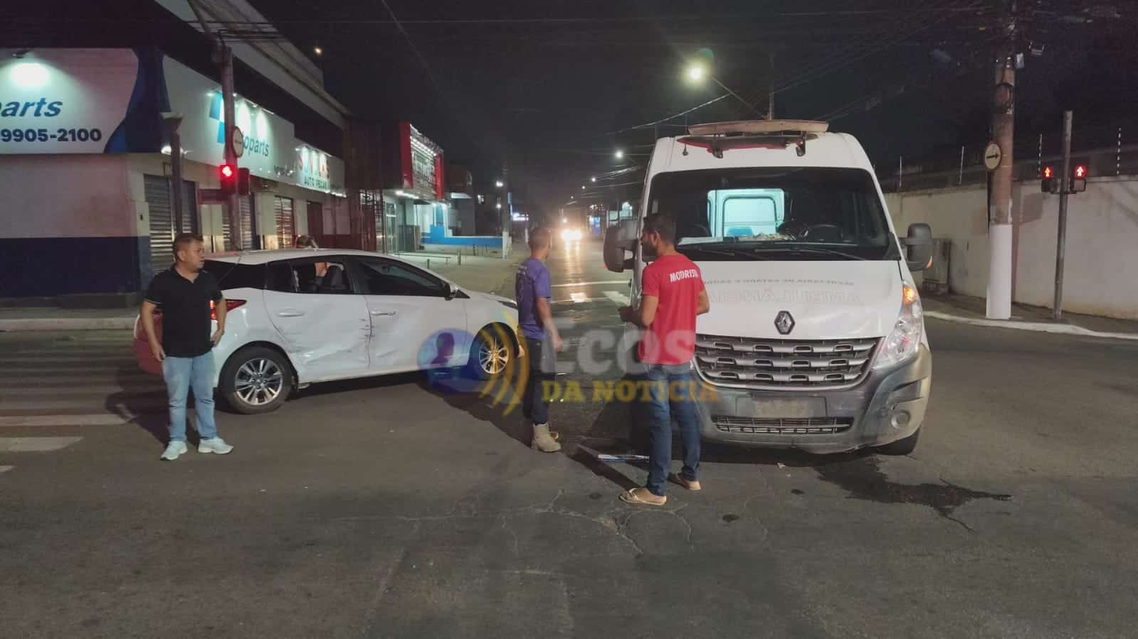 Ambulância que fazia transferência de paciente do interior do Acre colide contra veículo em avenida em Rio Branco