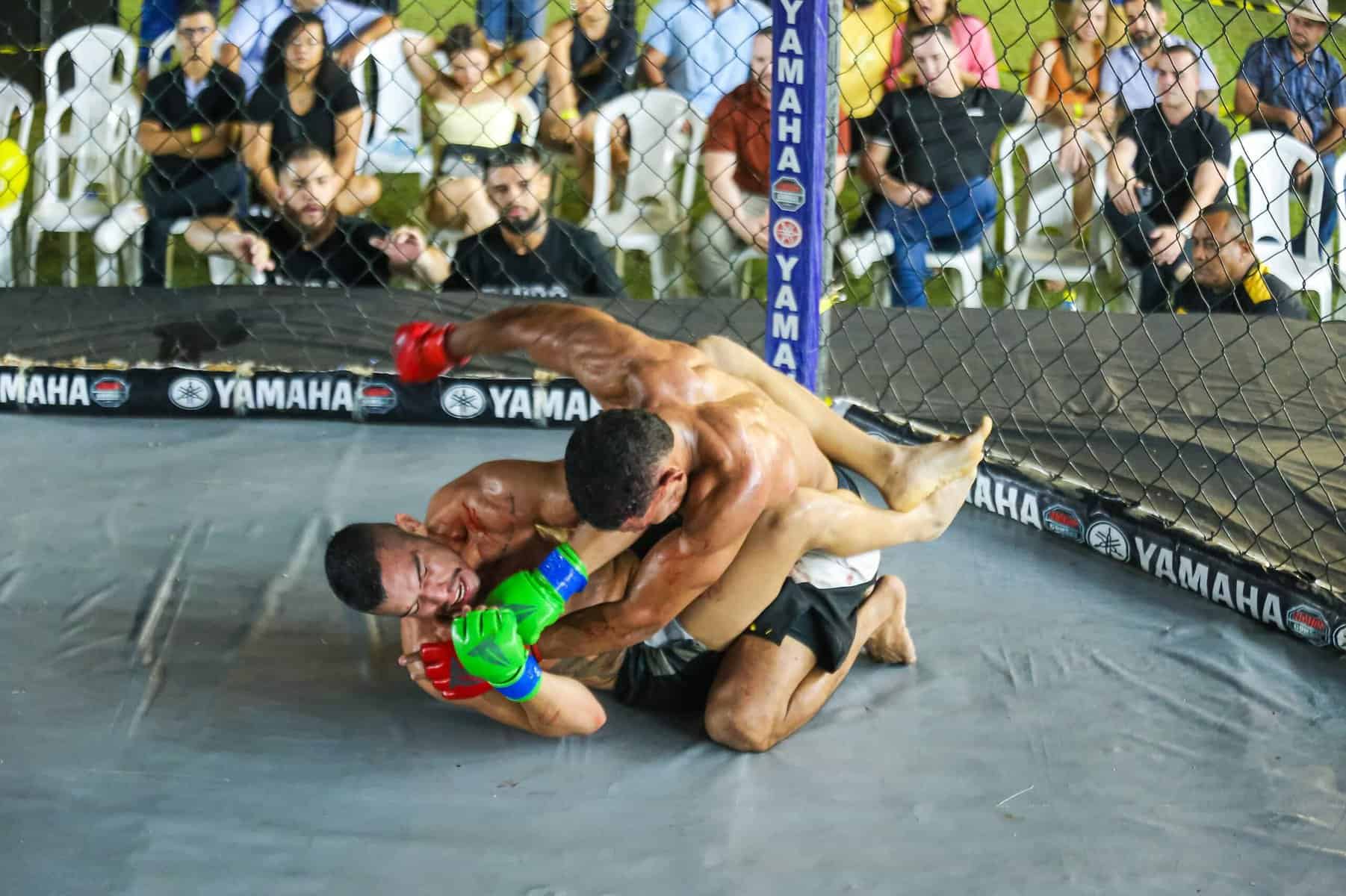 Náuas Combat agita público na última noite de Expoacre Juruá