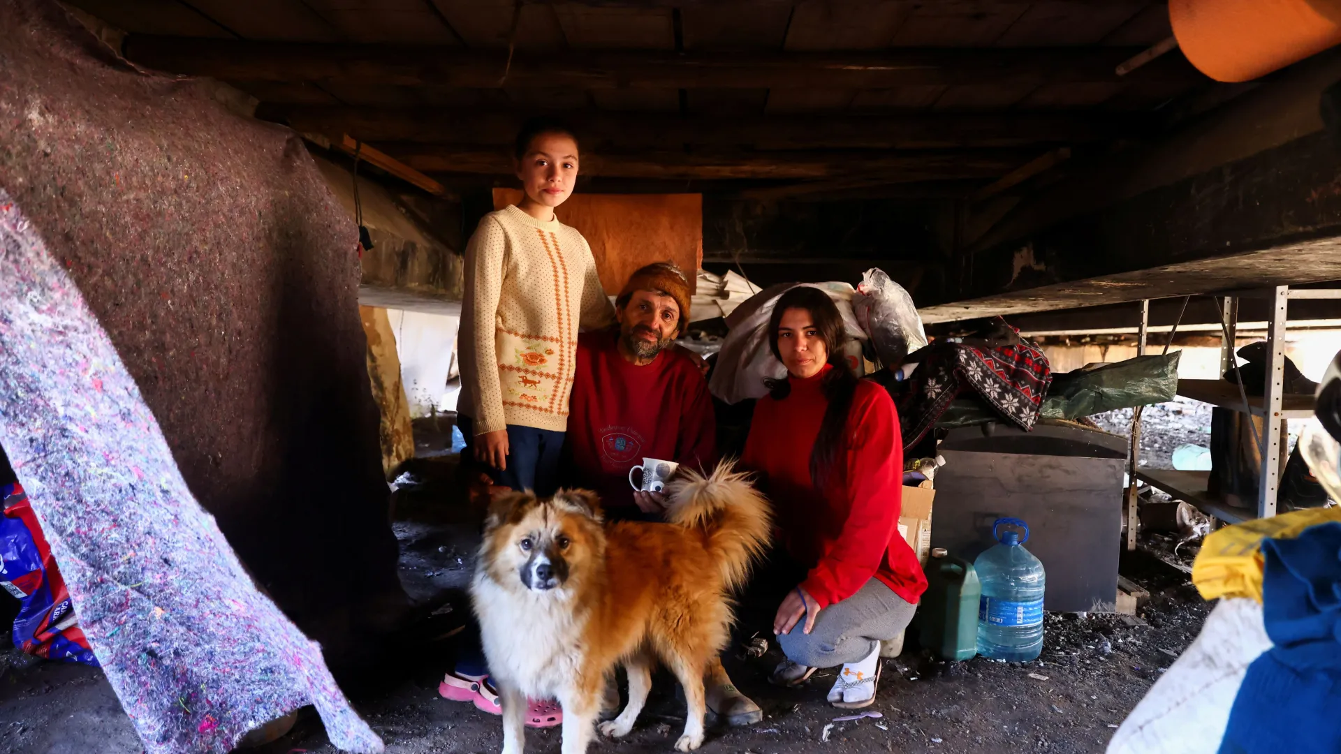 Família com “40 bichos” permanece acampada em estrada 4 meses após enchente no RS