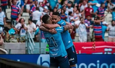 Pikachu abraça Moisés, logo após dar o passe ao companheiro, que mandou para a rede e definiu o 1 a 0 do Fortaleza sobre o Criciúma
Foto: Leonardo Moreira/FEC / Jogada10