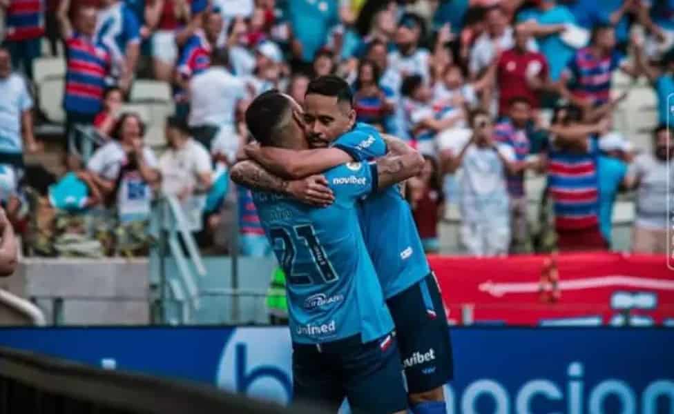 Pikachu abraça Moisés, logo após dar o passe ao companheiro, que mandou para a rede e definiu o 1 a 0 do Fortaleza sobre o Criciúma
Foto: Leonardo Moreira/FEC / Jogada10