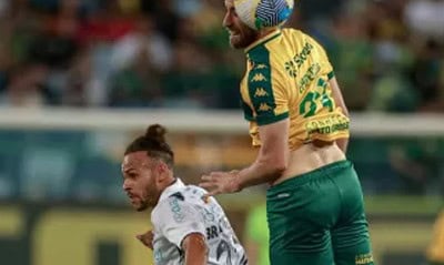 Braithwaite disputa bola durante Cuiabá x Grêmio pelo Brasileirão Imagem: AssCom/Dourado