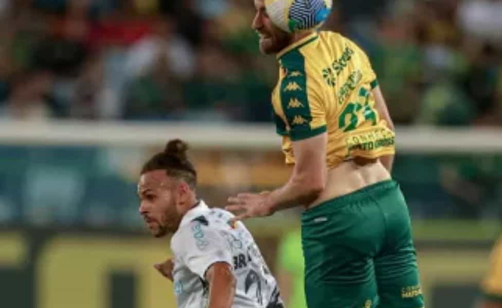 Braithwaite disputa bola durante Cuiabá x Grêmio pelo Brasileirão Imagem: AssCom/Dourado