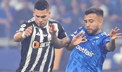 Paulinho e Matheus Henrique disputam a bola na partida entre Cruzeiro e Atlético-MG pelo Brasileirão Imagem: Gilson Lobo/AGIF