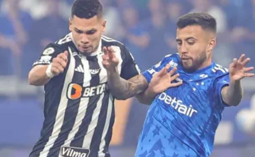 Paulinho e Matheus Henrique disputam a bola na partida entre Cruzeiro e Atlético-MG pelo Brasileirão Imagem: Gilson Lobo/AGIF