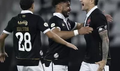 Jogadores do Vasco comemoram gol de Vegetti contra o Fluminense no Brasileirão Imagem: Jorge Rodrigues/AGIF