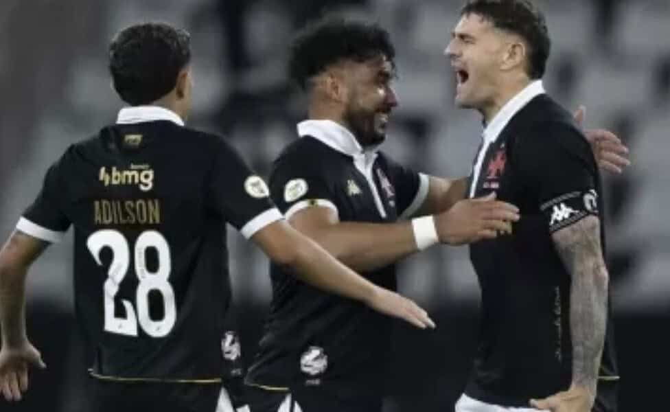Jogadores do Vasco comemoram gol de Vegetti contra o Fluminense no Brasileirão Imagem: Jorge Rodrigues/AGIF