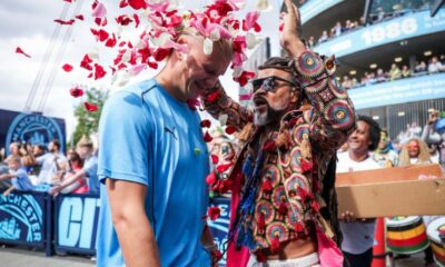 A recepção que Carlinhos Brown fez à delegação do Manchester City, neste sábado (24), gerou uma série de reações inusitadas | Bnews - Divulgação Divulgação / EC Bahia