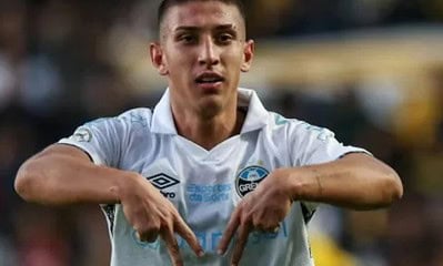 Miguel Monsalve comemora gol do Grêmio diante do Criciúma no Campeonato Brasileiro
Imagem: Leonardo Hübbe/AGIF